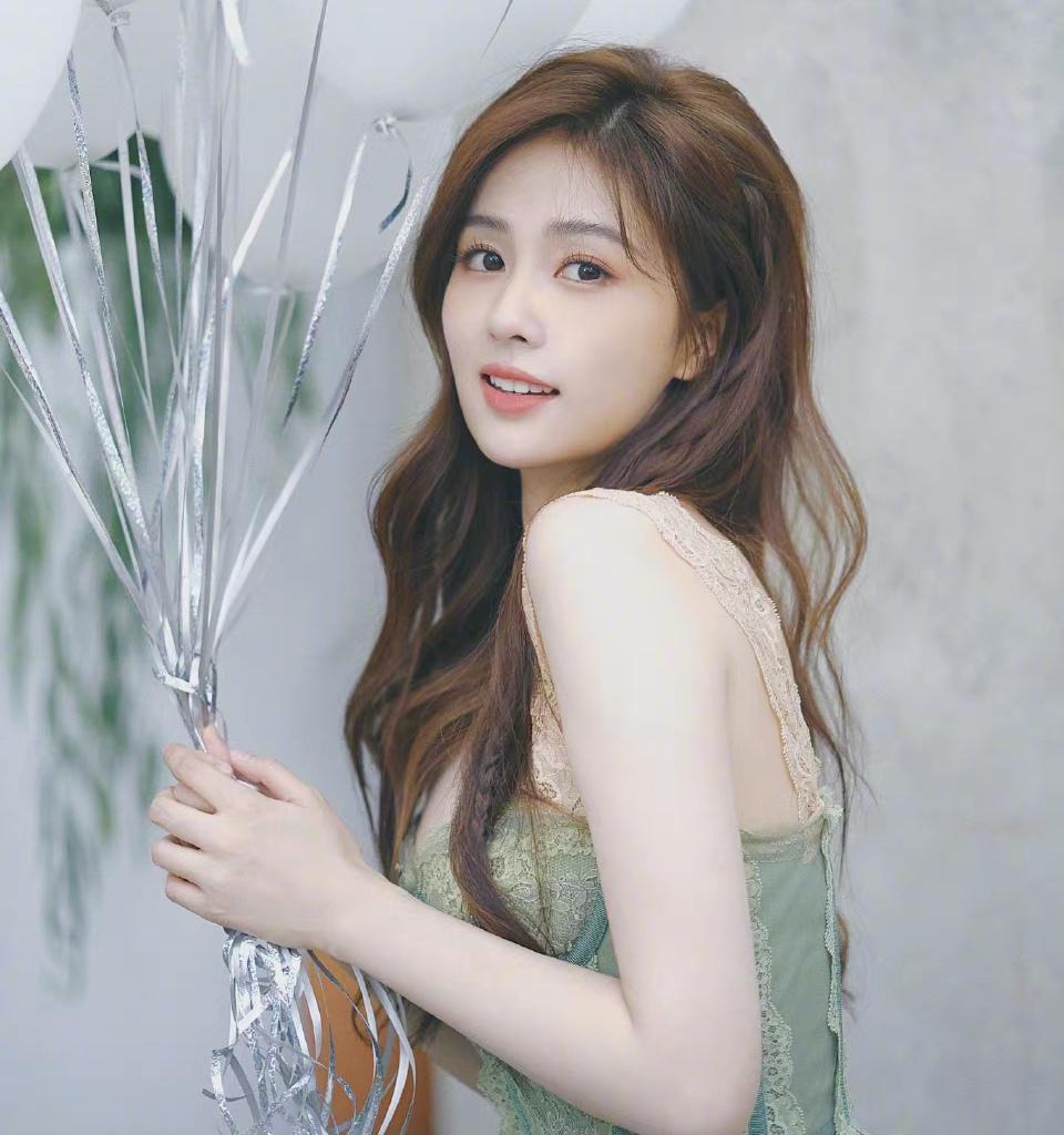 白梦妍|白鹿张凌赫疑似恋情曝光,女方住男方家一夜未归,中秋节一起过节