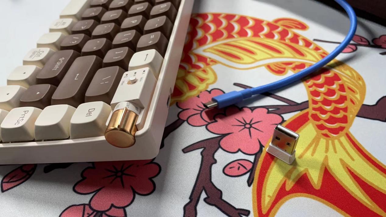 苹果|三模机械键盘到底有多香？御斧来告诉你，轻松应对多场景