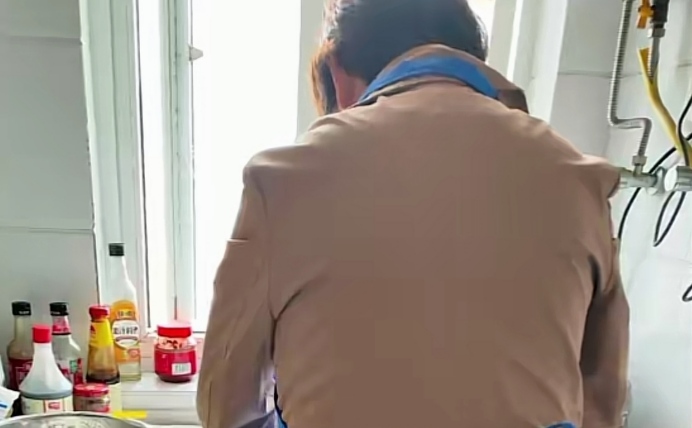 女子怀孕需卧床养胎,婆婆知道后从老家上门照顾,有矛盾但很幸福