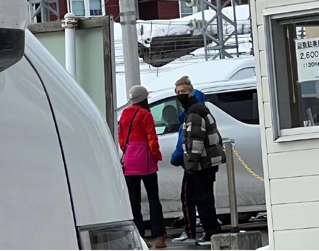 鹿晗|鹿晗关晓彤日本旅行被偶遇,两人一起逛海鲜市场,女方穿搭遭吐槽