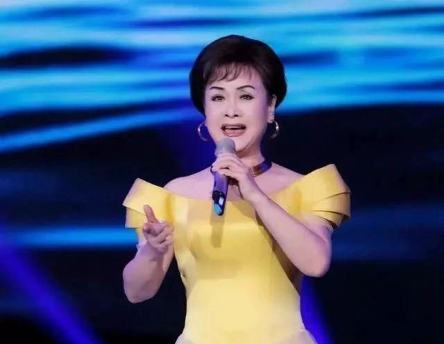 书法|著名歌手李谷一也善书法，与刘晓庆相比如何？硬笔字更出彩