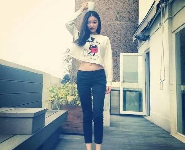 倪妮|倪妮晒出自己的复式豪宅，装修豪华却满地杂物，再好房子也浪费了