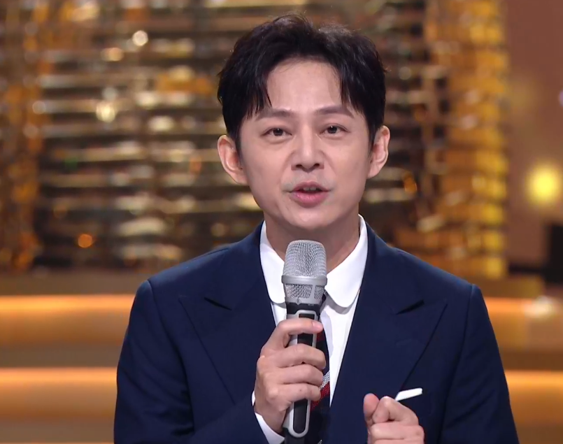 谭松韵|看众星金鹰奖颁奖礼造型：42岁殷桃黑裙显身材，谭松韵波点裙清新