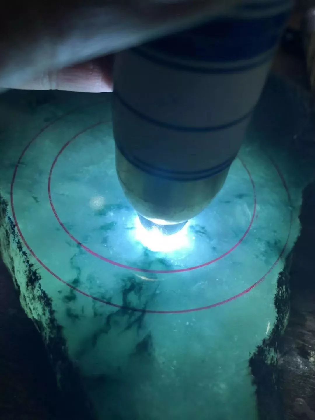 翡翠|一块看似普通的莫西沙翡翠原石,竟切出3条冰飘花手镯,美得让人窒息!