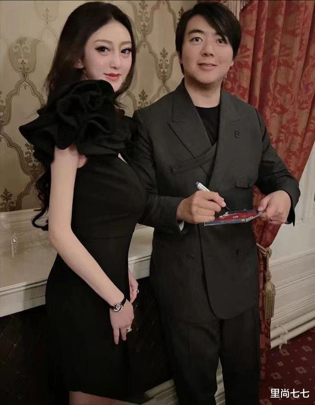 长裙 郎朗怎么也“姨化”了！带吉娜国外赴宴，留偏分发型像老婆她大姨