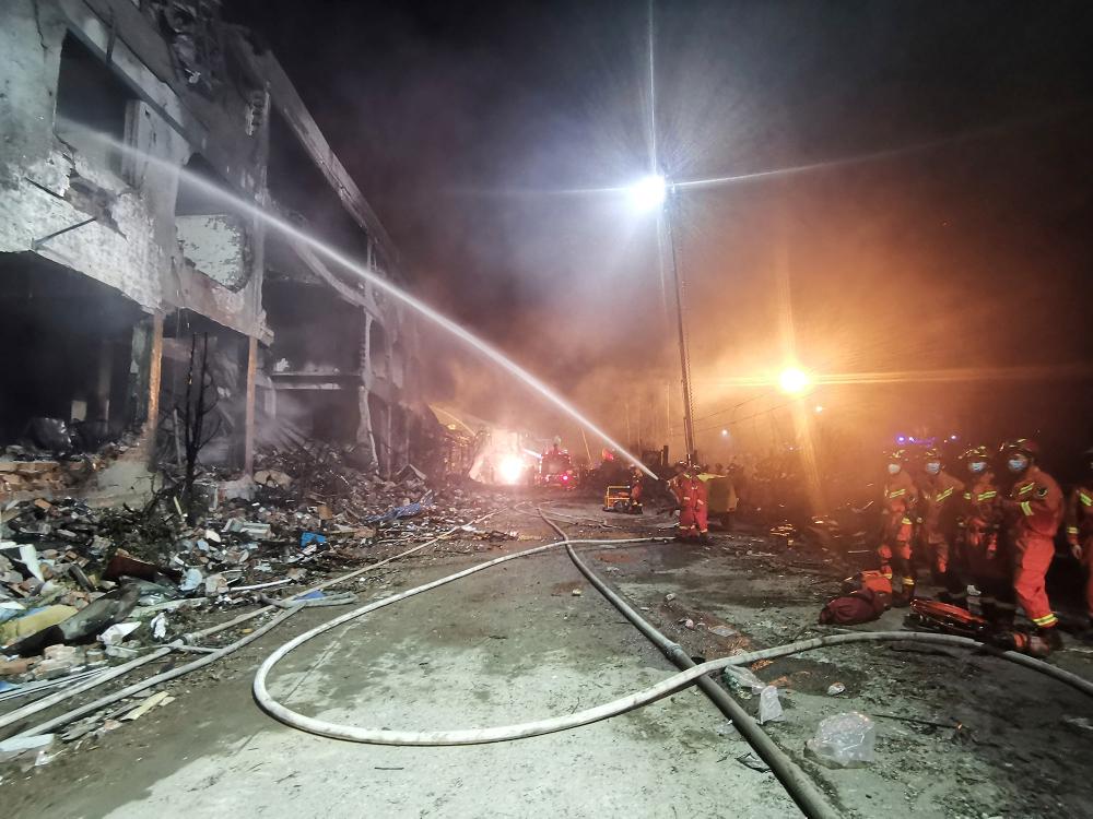 90年梨子园特大事故:油罐列车脱轨引爆炸,抢救7天未停歇