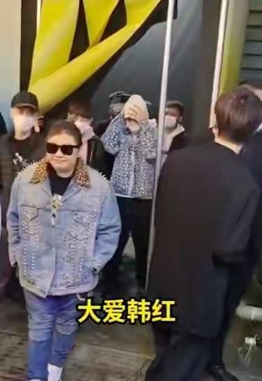 韩红|49岁韩红现身形象大变，头扎小辫身材消瘦，网友：撞脸刘欢