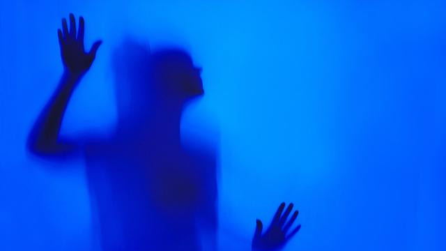 男女游戏中相识，明知女孩是初一学生仍与其发生关系，如何评价？