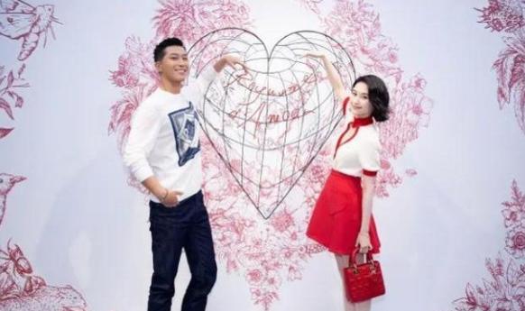 任嘉伦|窦骁何超莲被偶遇，何超莲精致似芭比窦骁像保镖，网友：豪门难