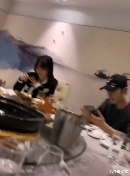 黄晓明|太混乱！向佐绯闻女友坐实黄晓明恋情，黄晓明陪叶珂参加姐妹聚会