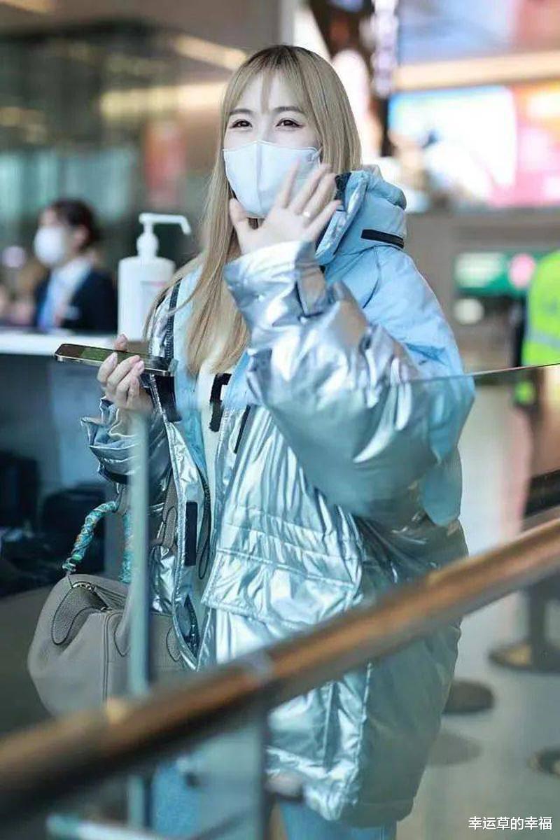 |马蓉现身机场与粉丝互动，王宝强深夜会友，两人的境遇已大不相同