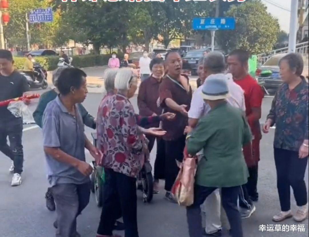 新郎与小区保安赌气徒步结婚,引网友吐槽活不起了