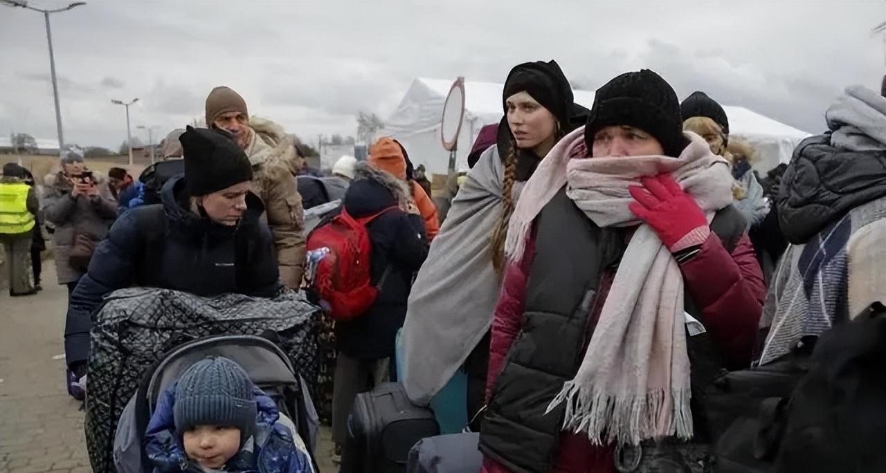 俄乌冲突下，乌难民守着炉子挤一起，欧洲民众用手电筒照