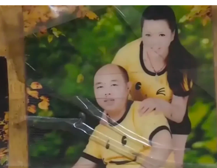 48岁男子,再婚18年后,每天早出晚归,将赚到的钱都交给妻子保管