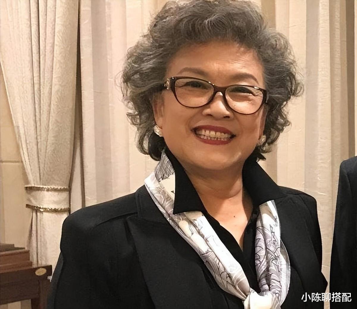 耳饰 宋春丽才是奶奶辈的典范，71岁穿衣大方不扮嫩，到老都优雅有气质