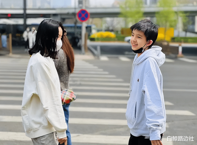 |42岁董洁新戏路透曝光！冒雨趴在男演员背上，助理帮忙撑伞引争议