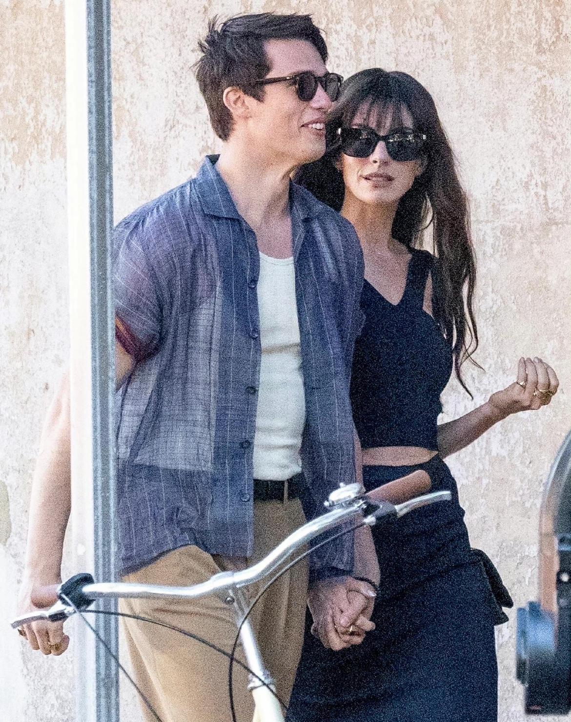 安妮·海瑟薇|40岁的安妮海瑟薇搭24岁男主路透，网友：姐姐太年轻，男主显老