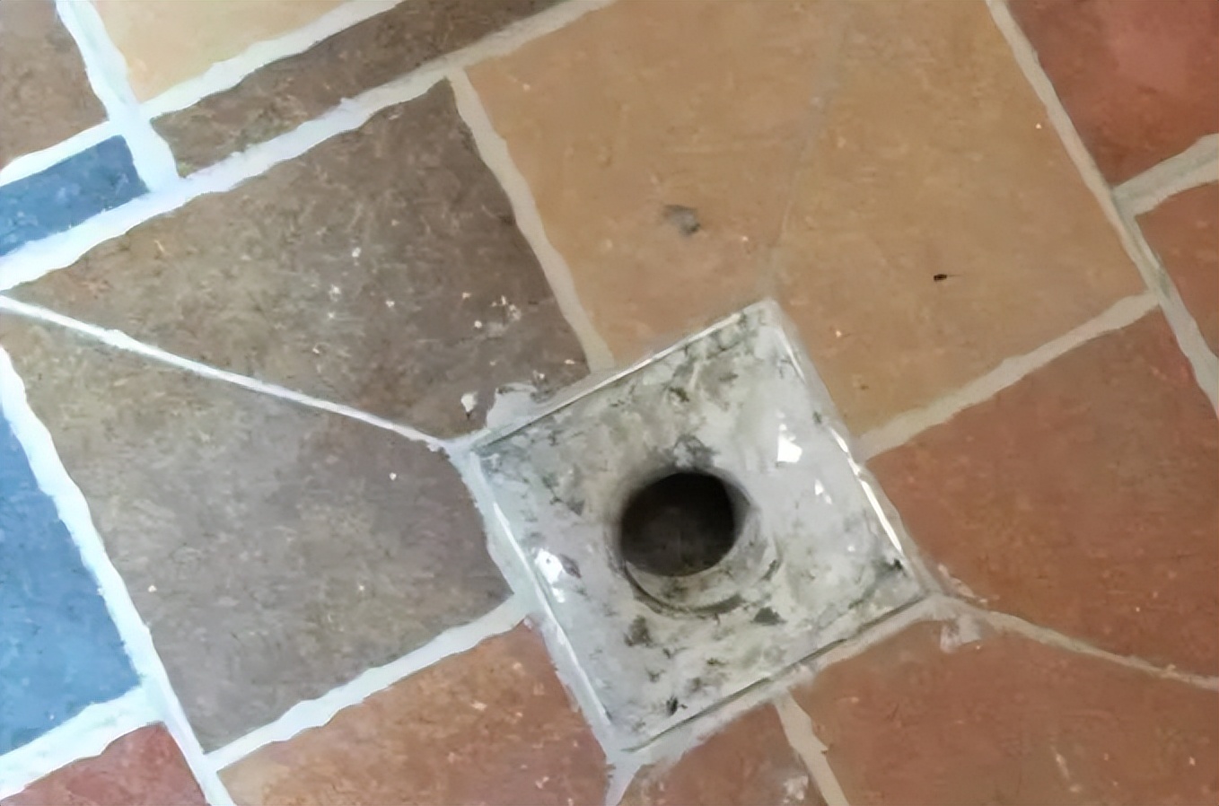 地砖铺好，师傅说地漏堵了，而把电工找来后，他掉头就走