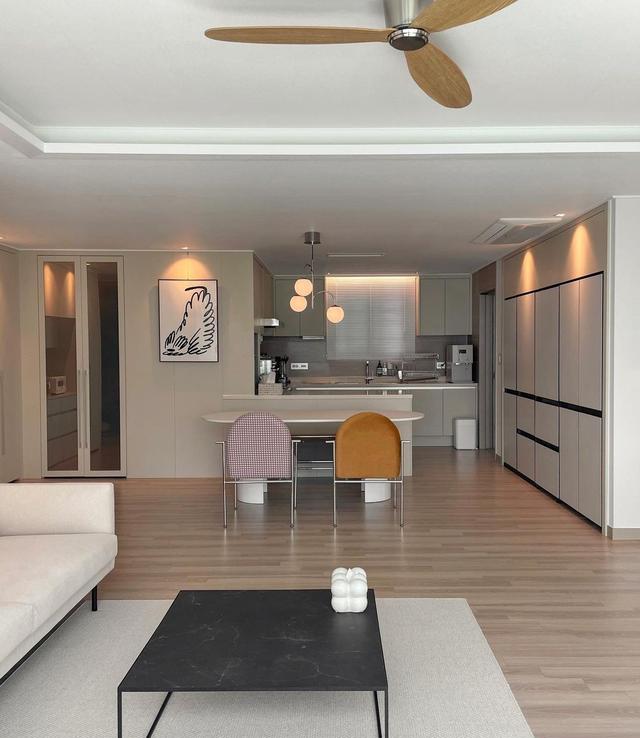 100婚房，客厅少摆几件家具，餐厅餐边柜都没，居住幸福感蹭蹭涨