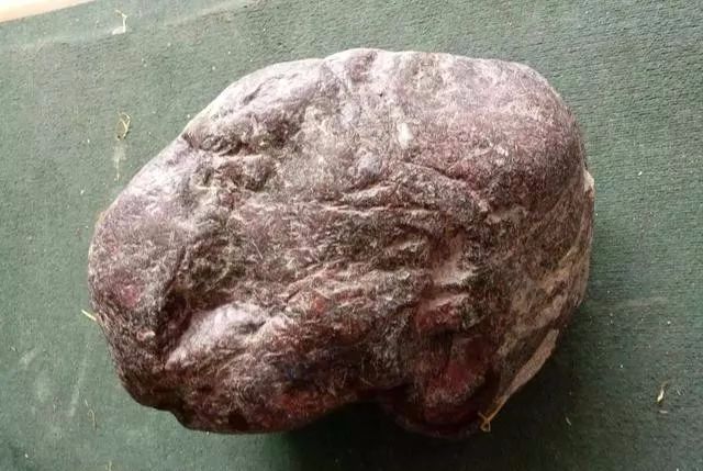 翡翠|5万拿下一块丑陋的翡翠毛料，却切出60万春带彩手镯，还有一堆珠子挂件！