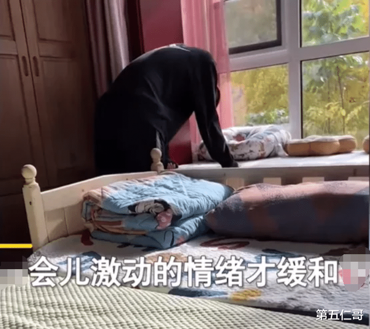 14岁男孩与刚出生妹妹见面喜极而泣,亲情永远是我们割舍不了的!