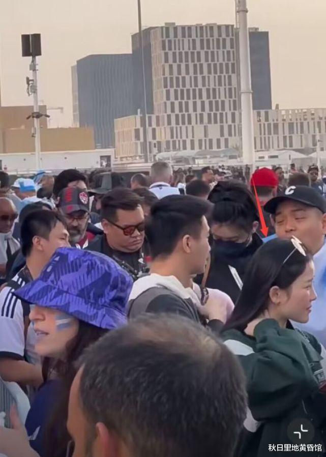 奚梦瑶|网友卡塔尔偶遇奚梦瑶与何猷君、何超欣,与粉丝挥手好热情,何超欣被指普通