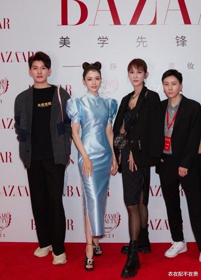 本以为郎朗老婆穿不了旗袍，当配了蝴蝶结盘发后，反而穿出公主范