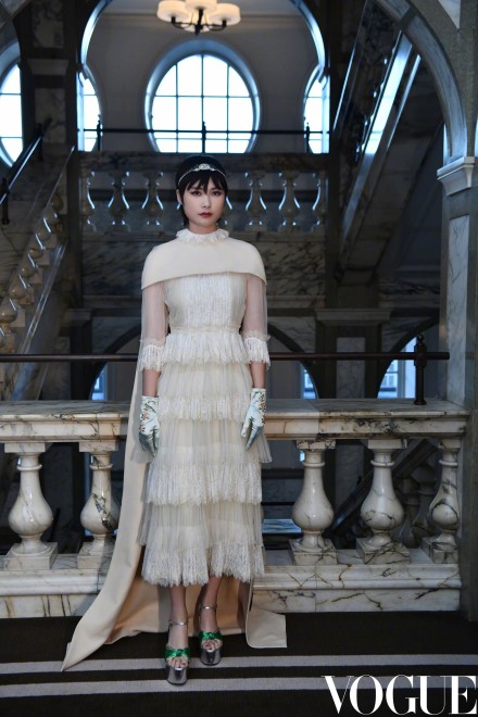 李宇春|李宇春老少女风格影楼风亮相2019英国时装大奖,造型师直接下线吧