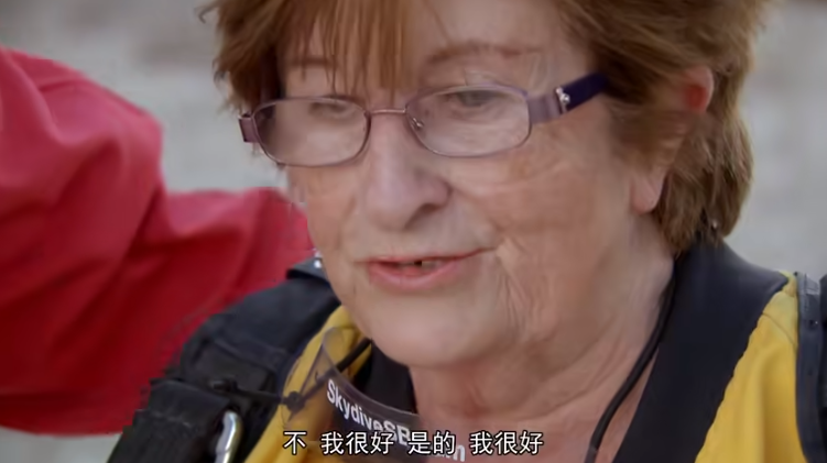 爱尔兰男子带70岁老妈开直升机、摸鳄鱼!惊呆网友:比我强多了…