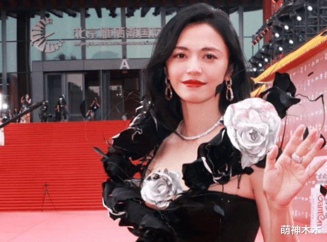 陈都灵|北影节红毯名场面:陈都灵脱妆被李一桐艳压,时代少年团抢麦出圈