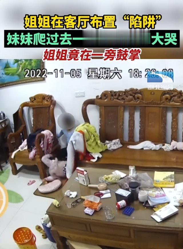 塑料姐妹花相煎何太急,姐姐在客厅布置“陷阱”,妹妹爬过去一头栽倒,结果很解气