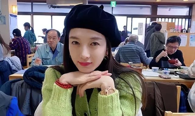 江疏影|演员江疏影深夜逛街，与助理3人共吃冰淇淋，闲来插画练舞晒宠物