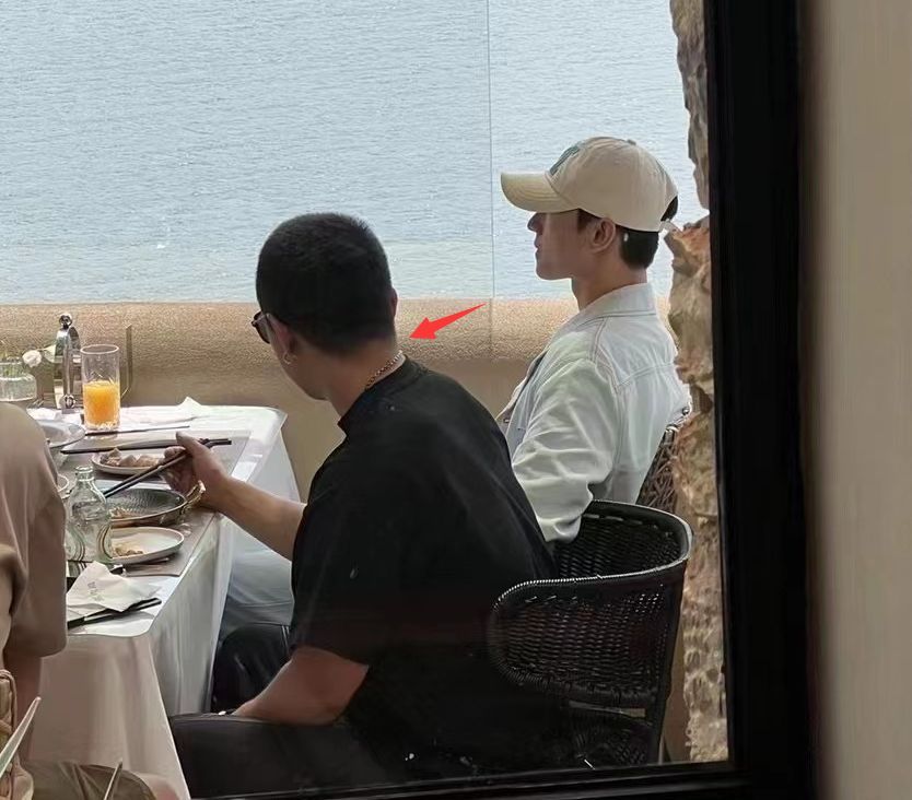 杨洋|大理偶遇杨洋逛街,身材高挑白到发光,与孟阿赛同框对比明显