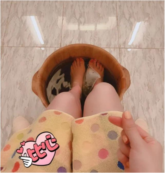 景甜 因“廉价”无人敢用的国货精华，景甜却用了很多年，难怪她素颜像“水煮蛋”