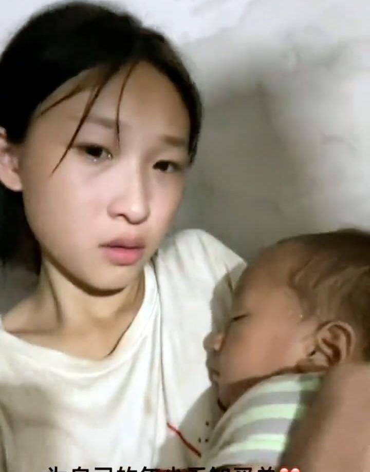女子为年少无知买单,37度抱着孩子汗如雨下,听信花言巧语的代价