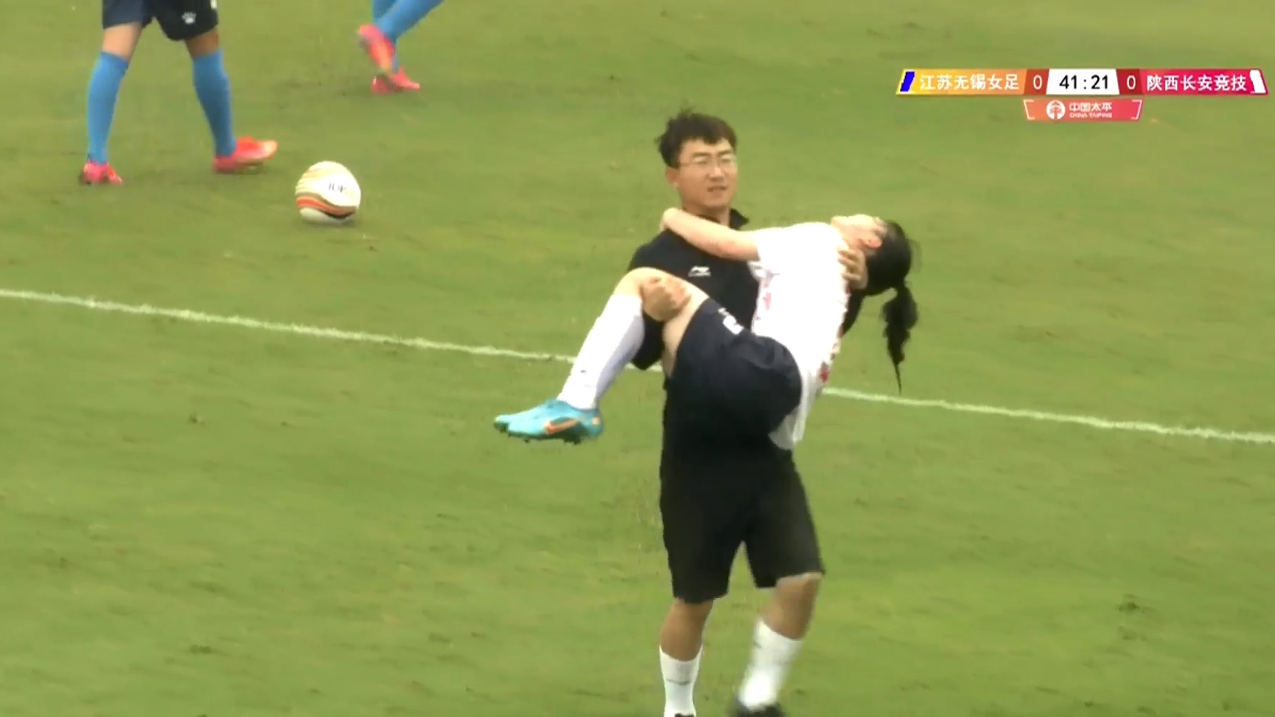 |职业足球联赛不职业,球员受伤竟无担架,被直接公主抱抱下球场!