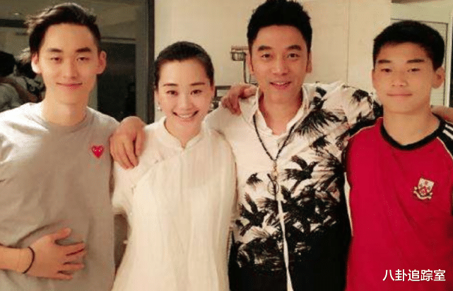 林依轮|林依轮22岁儿子搂洋人女友合照，长发耳钉太扎眼，颜值被嘲不如爹