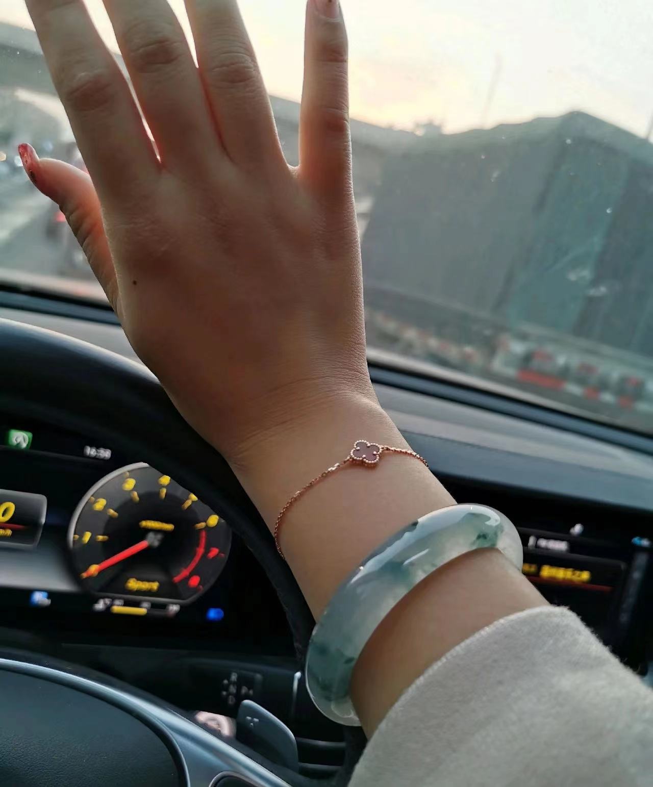 翡翠手镯|这样的冰飘花翡翠手镯,你们觉得怎么样?