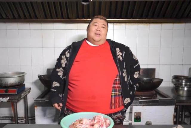 短发 百万粉丝网红胖猴仔因减肥情绪崩溃，发视频宣泄，网友：成狮王了