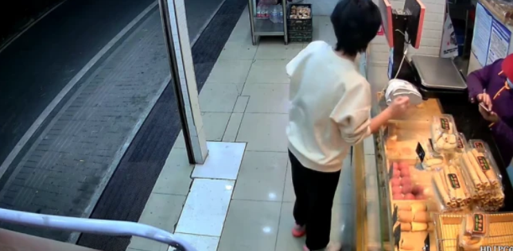 一名13岁女孩深夜突然闯入一家蛋糕店,神色慌张地向店员李女士求助。