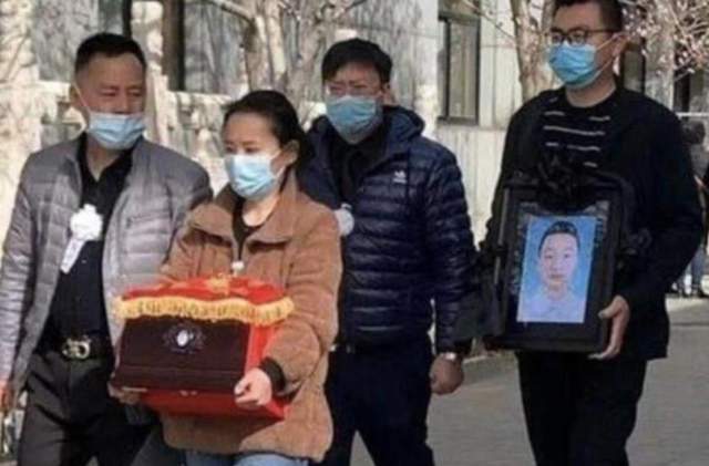 许敏|心寒!姚威曾给姚策捧遗像,媳妇田静在直播间感谢吐槽许妈的粉丝