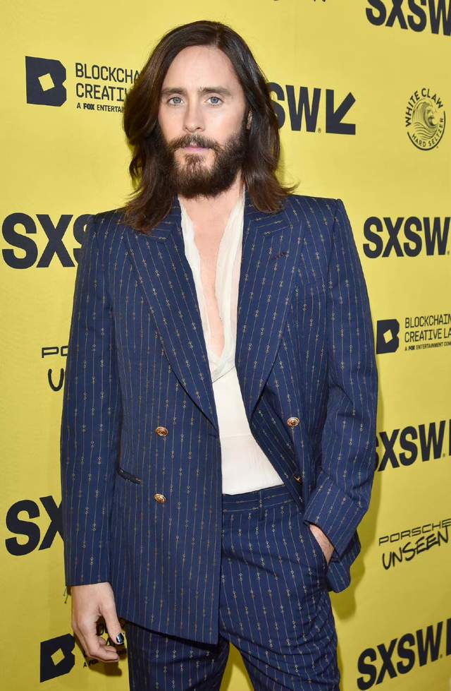 安妮·海瑟薇|安妮·海瑟薇亮相宣传新片!穿“波普”清新扑面,网友:人美任性