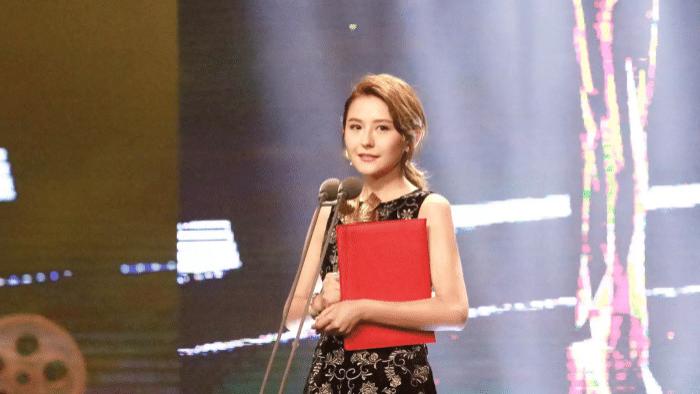 热依扎|她刚官宣特大喜讯，就被直接骂上热搜，网友：“你的胸，真恶心！”