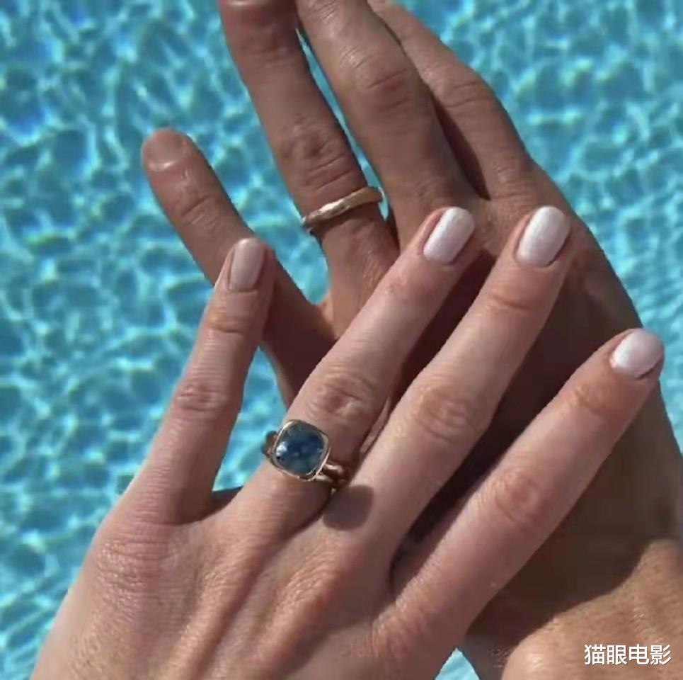 哈利·波特|哈利波特的金妮结婚了,马尔福也来祝福她,网友:她比电影里好看