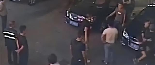 因一只烤鸡进监狱!19年男子强拿烧鸡被店员打伤,店员获刑10个月