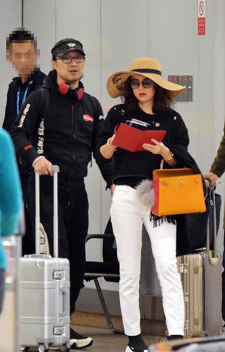 章子怡|章子怡儿子正脸被拍！婴儿肥大脑袋俩保姆伺候，细节看出她多偏心