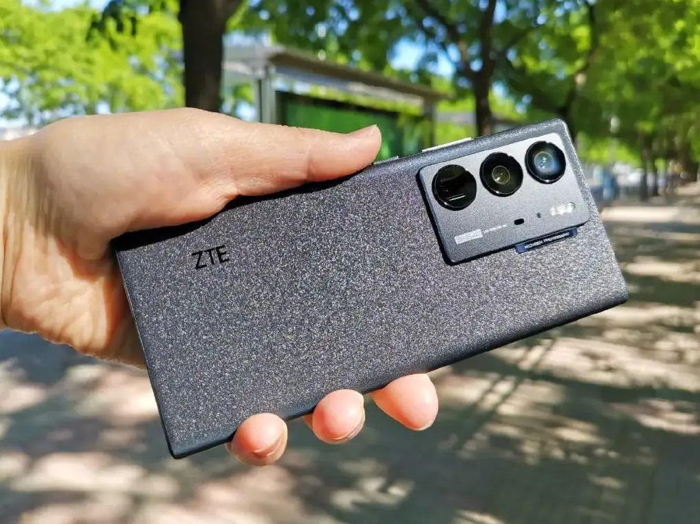 中兴|中兴高端屏下镜头旗舰，首批好评率高达97%，堪比华为Mate系列