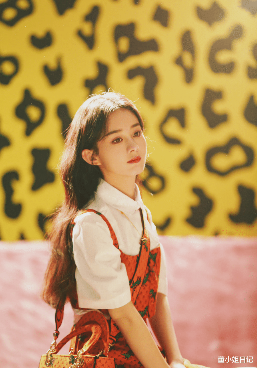 赵丽颖|赵丽颖真是学姐一枚,穿白衬衫配贝雷帽,时髦年轻两不误