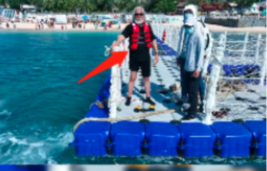 张纪中|70岁张纪中携妻儿坐游艇！抱娃赏鱼身形健壮，娇妻海上冲浪好兴奋