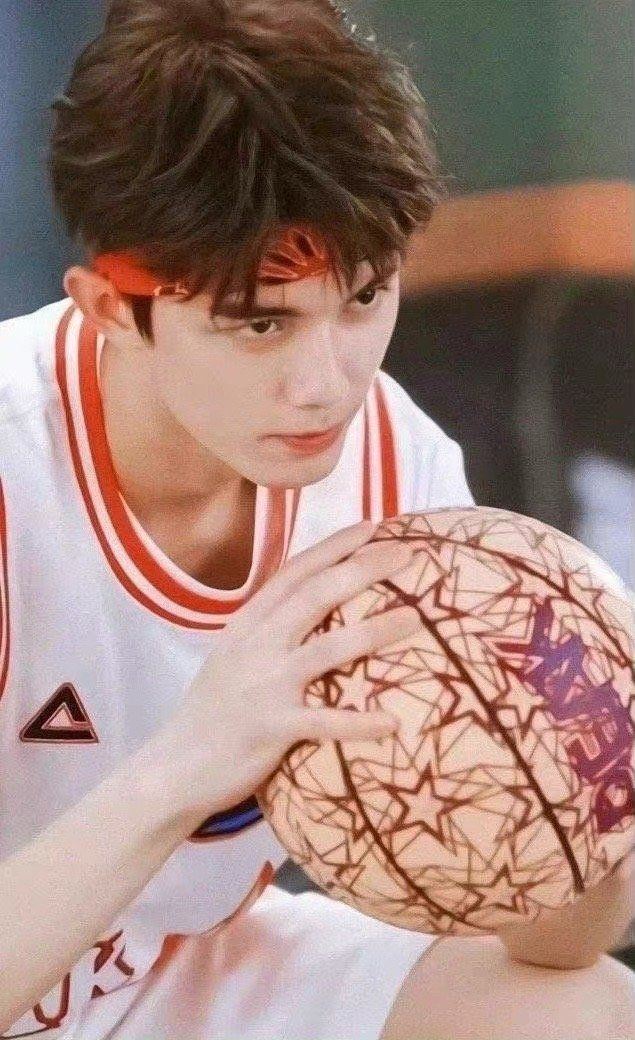 关婷娜|吴磊高中毕业旧照流出,穿校服和同学合影,校草男孩少年感十足